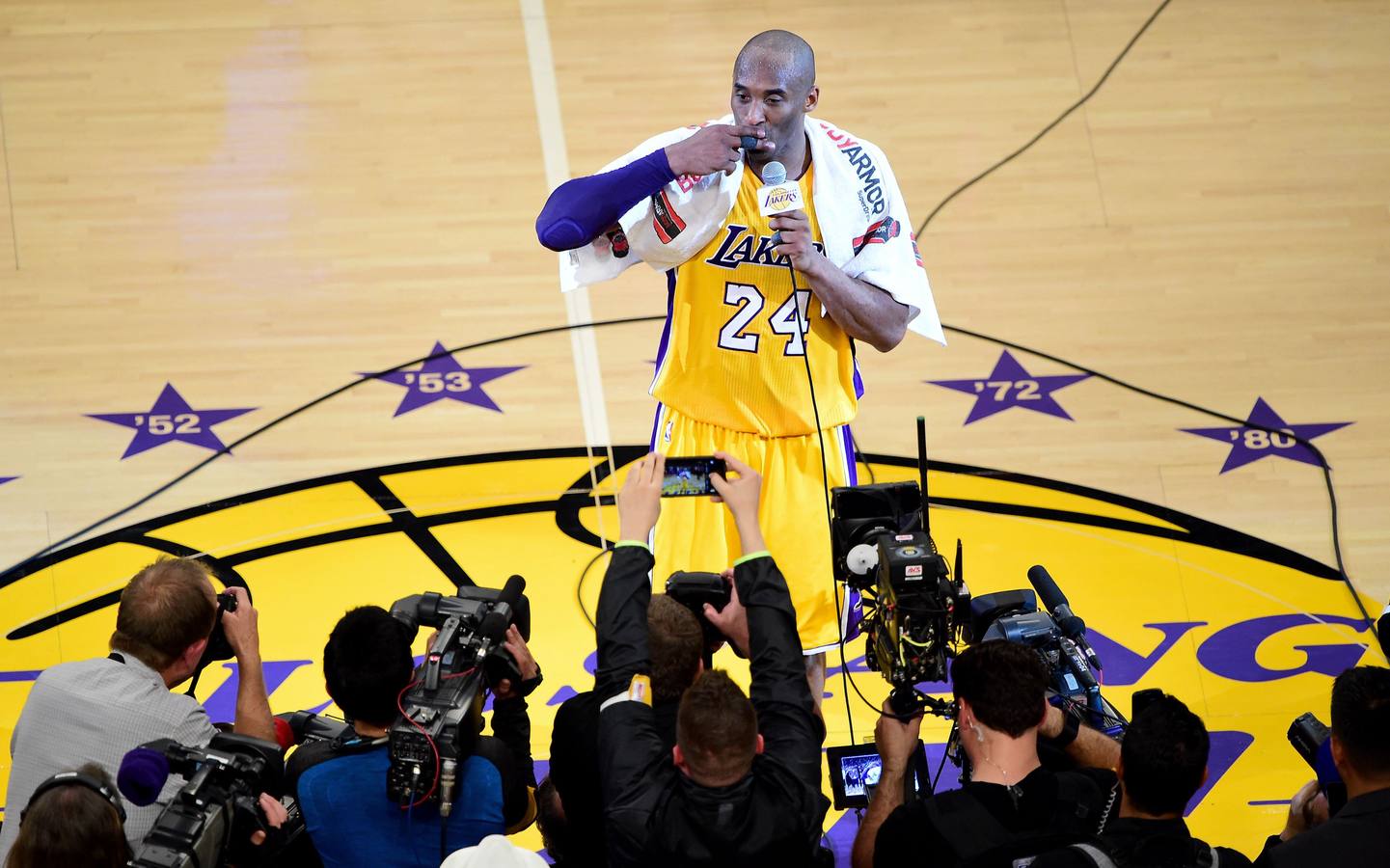 Kobe Bryant (baloncesto), 44.5 millones de euros al año.