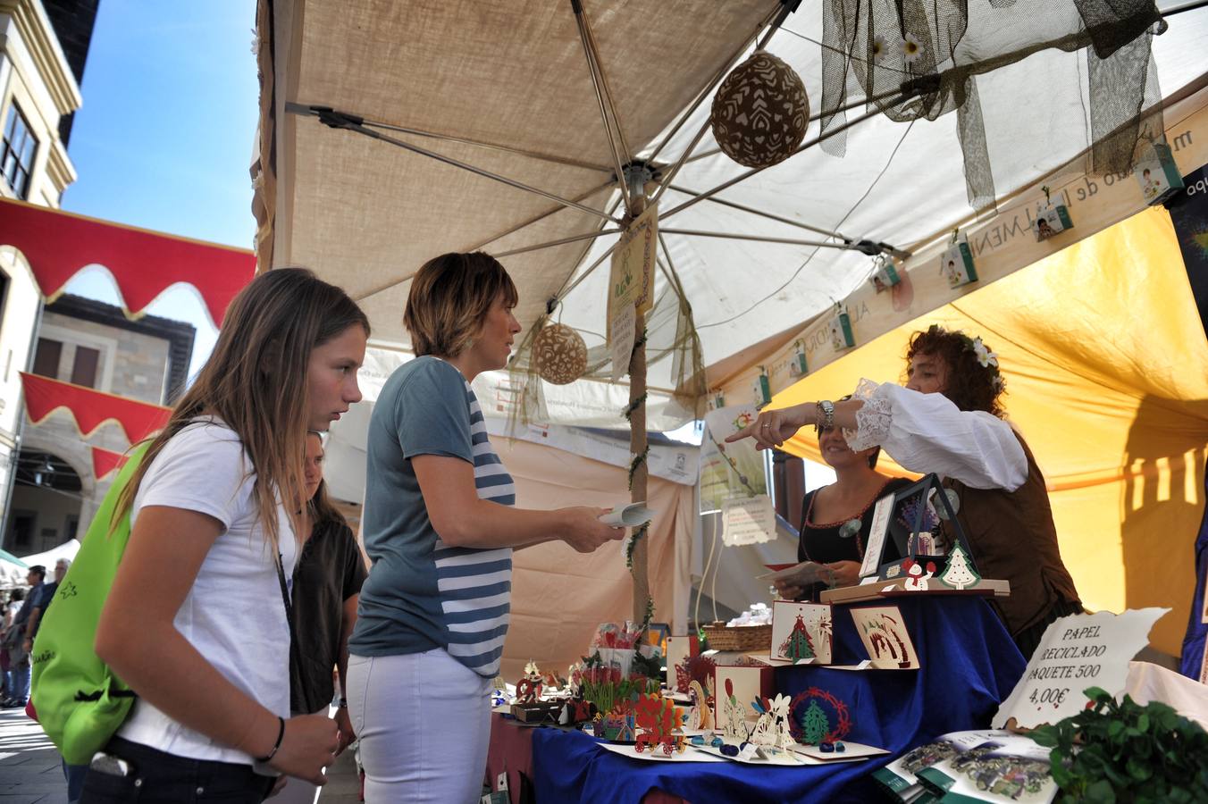 Miren Larrión (EH Bildu), en el mercado medieval de Vitoria.