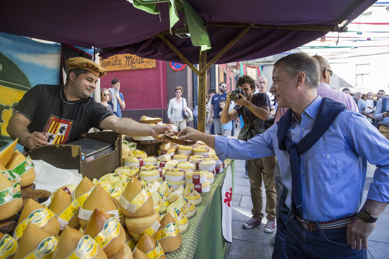 Iñigo Urkullu (PNV), en el mercado medieval de Vitoria.