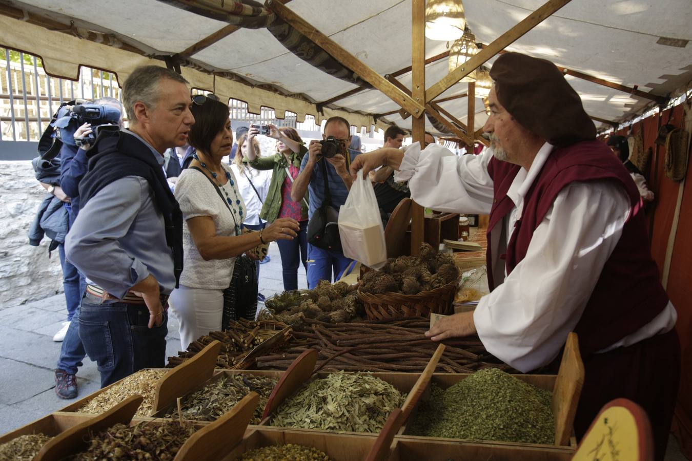 Iñigo Urkullu (PNV), en el mercado medieval de Vitoria.