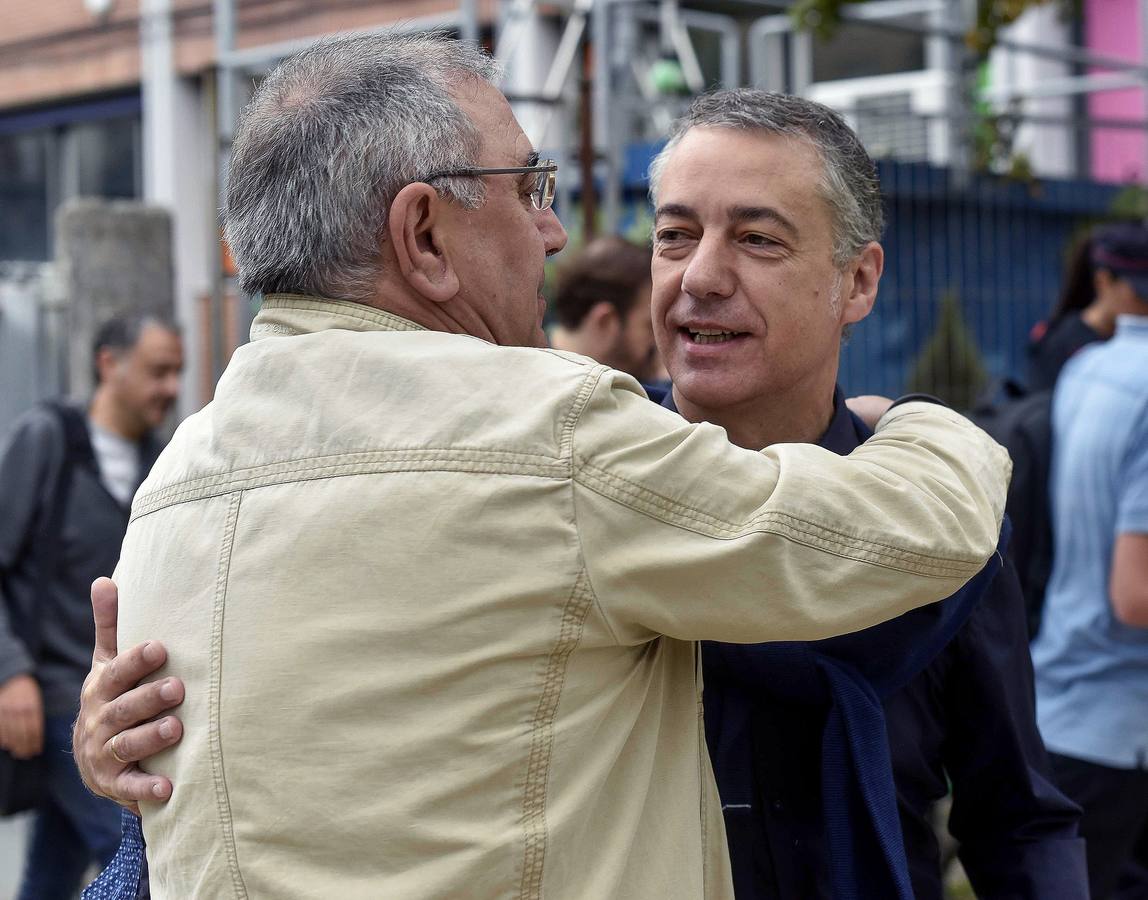 El lehendakari, Iñigo Urkullu, ha sido el candidato más madrugador en votar hoy en Durango.