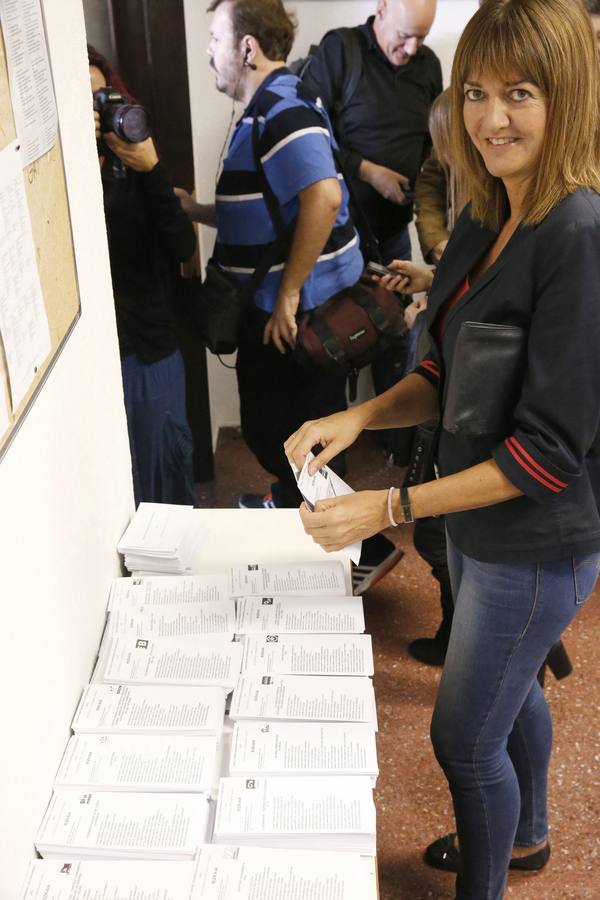 Idoia Mendia, candidata a lehendakari por el PSE, votando en el instituto Miguel de Unamuno en Bilbao.