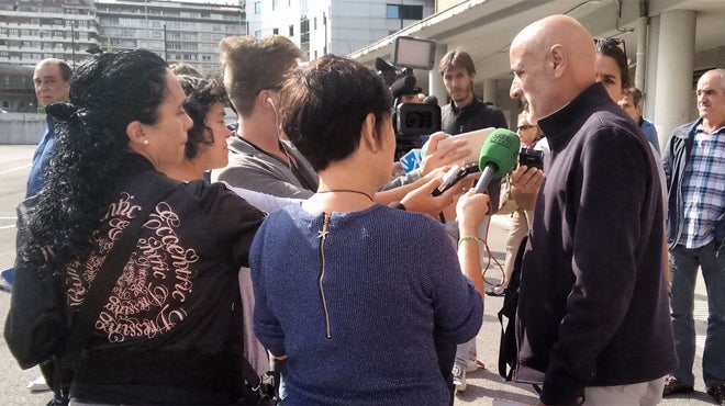 Nicolás de Miguel, candidato a lehendakari por Ciudadanos, atendiendo a los medios.