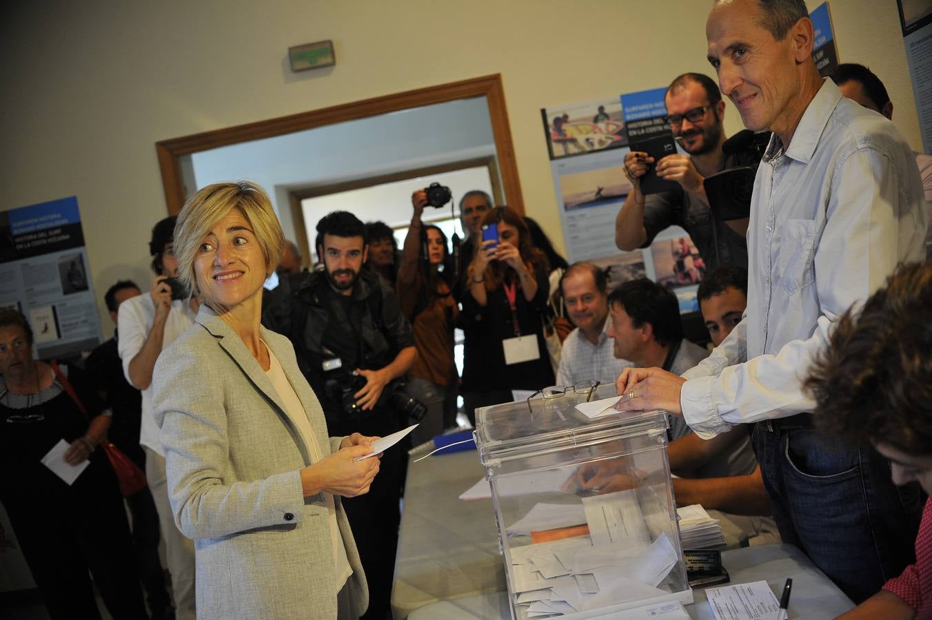 Pili Zabala, candidata a lehendakari por Elkarrekin Podemos, ha acudido a su colegio electoral de Zarauz para ejercer su derecho a voto.