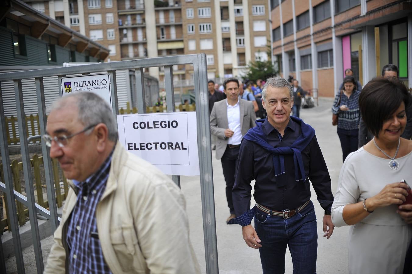 El lehendakari, Iñigo Urkullu, ha sido el candidato más madrugador en votar hoy en Durango.