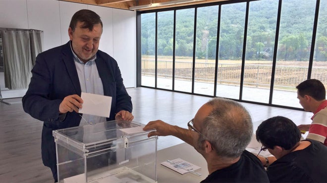 José Antonio Suso, presidente del ABB del PNV, votando.