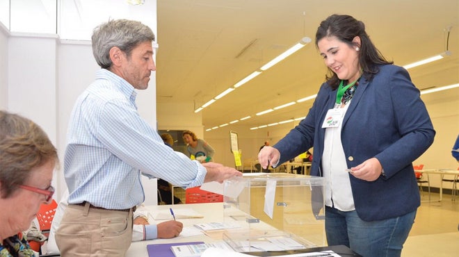 Jone Berriozabal, del PNV, ejerciendo su derecho a voto.