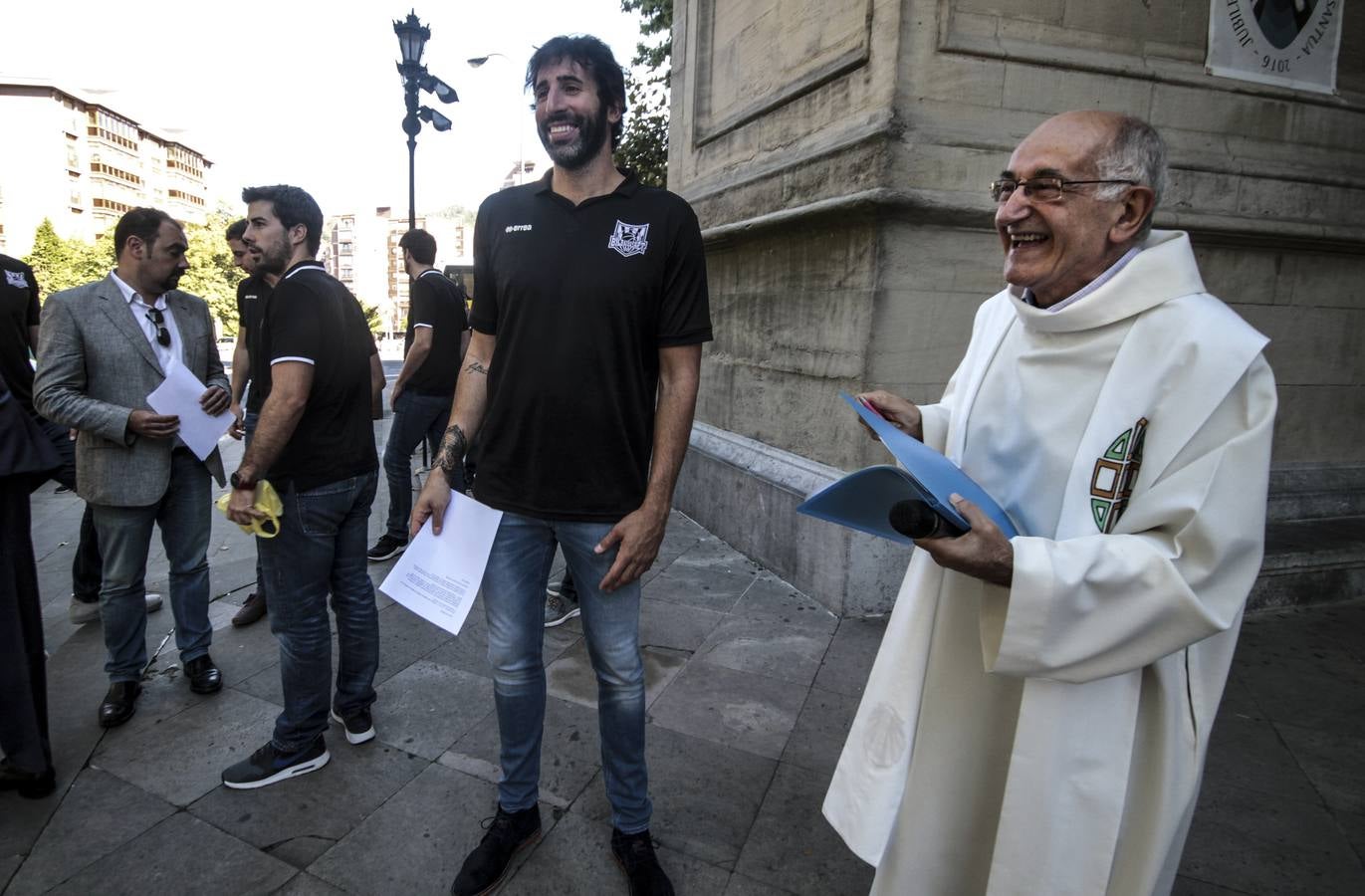 Los hombres de negro renuevan sus votos ante la Amatxo