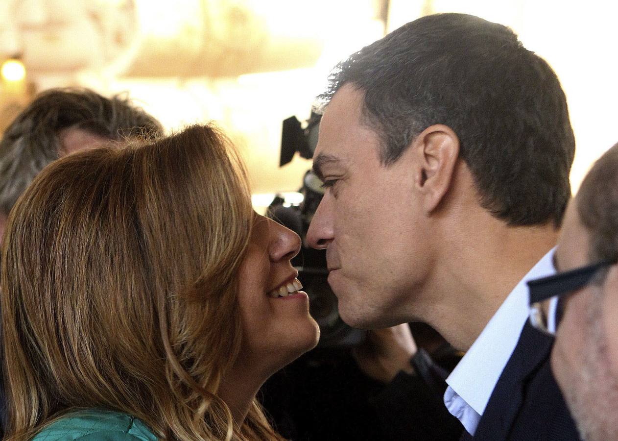 El secretario general del PSOE, Pedro Sánchez, saluda a la presidenta de la Junta de Andalucía, Susana Díaz,en un acto socialista.