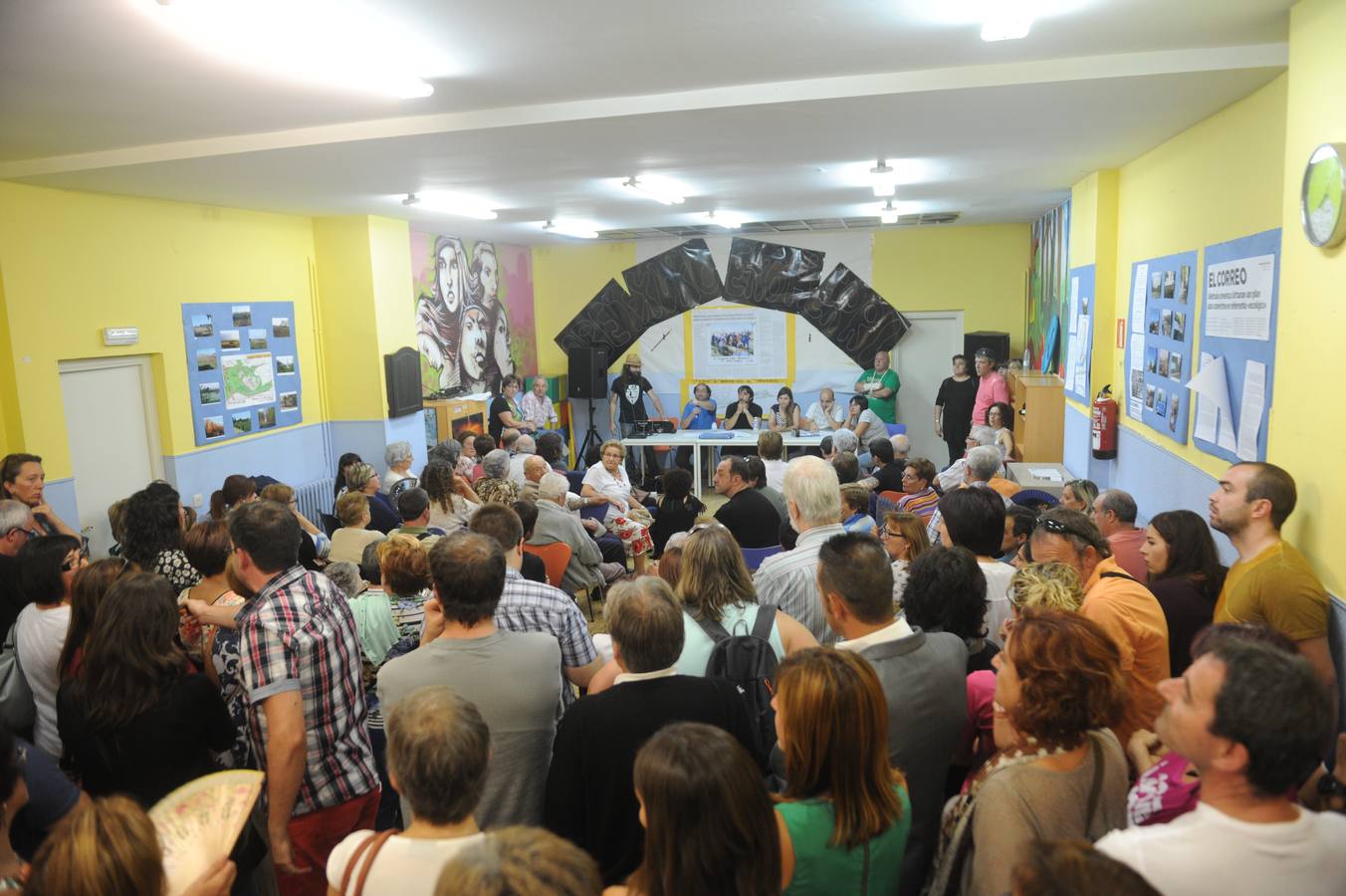 Abetxuko muestra su hartazgo y se manifiesta de nuevo ante las casas ocupadas