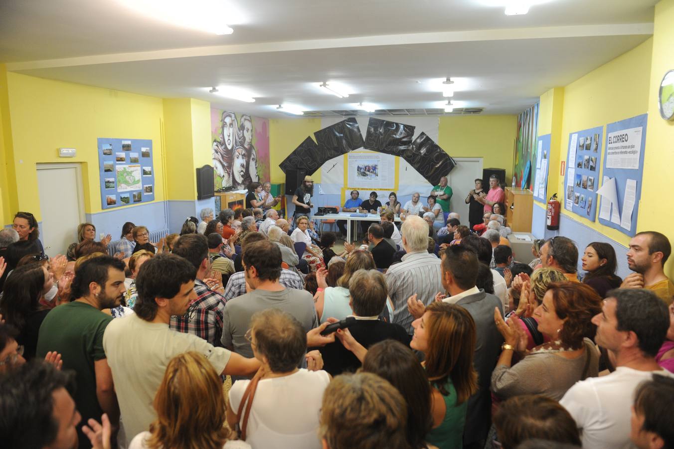 Abetxuko muestra su hartazgo y se manifiesta de nuevo ante las casas ocupadas