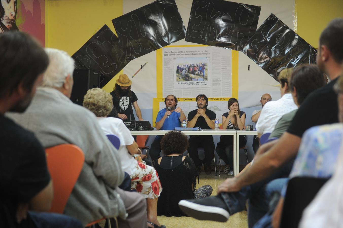 Abetxuko muestra su hartazgo y se manifiesta de nuevo ante las casas ocupadas