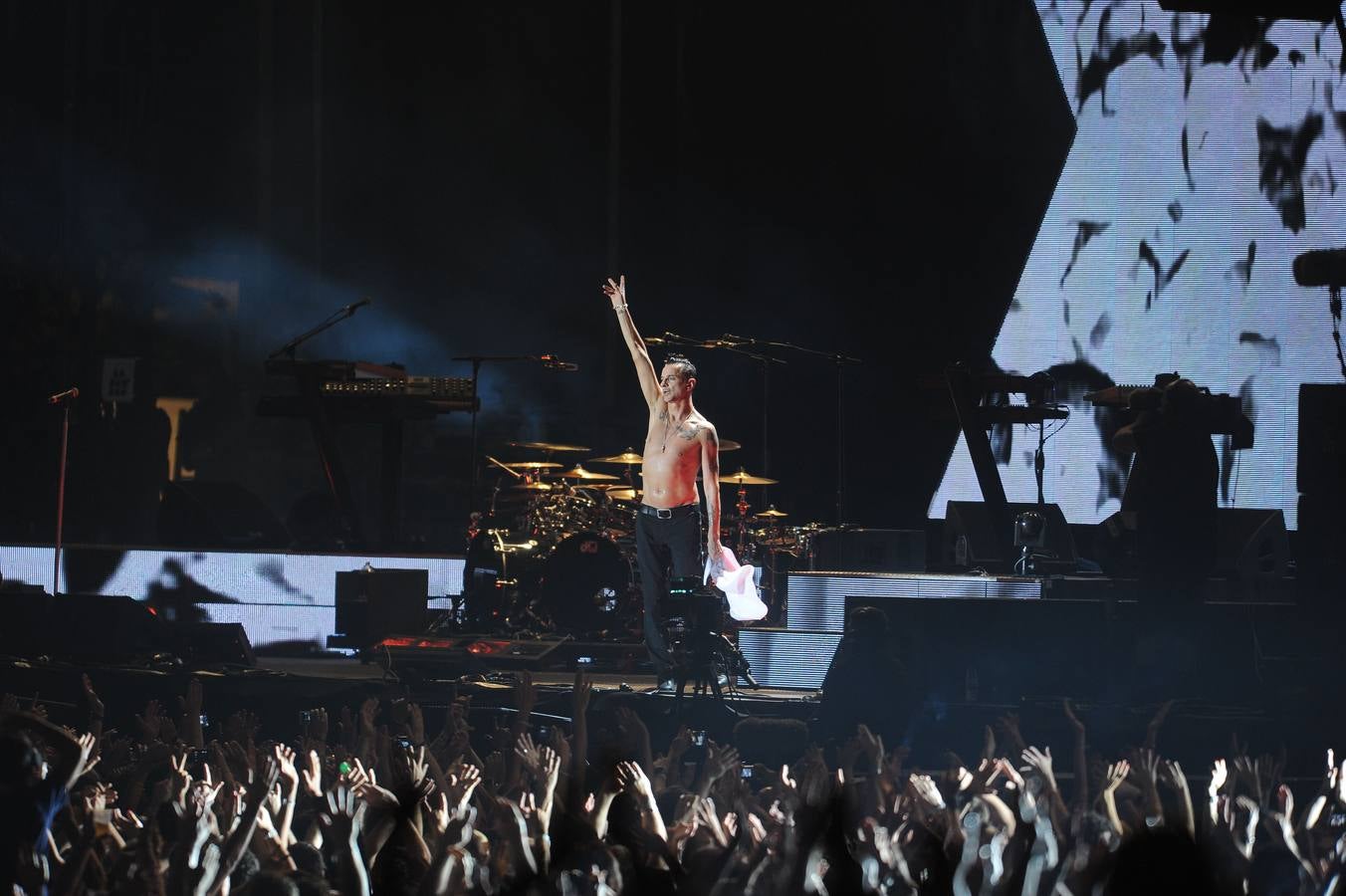 Dave Gahan, durante el concierto de Depeche Mode en Bilbao BBK Live 2013. 