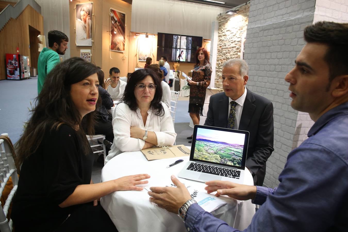 Novias y novios tienen una cita en el BEC