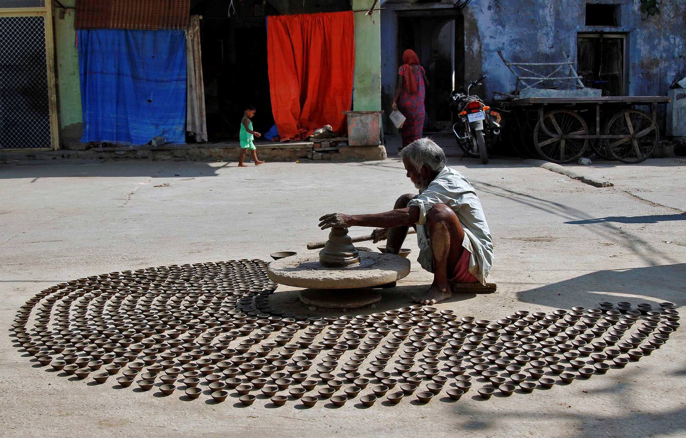 Fuegos, cerámica y luces para celebrar el festival hindú Diwali