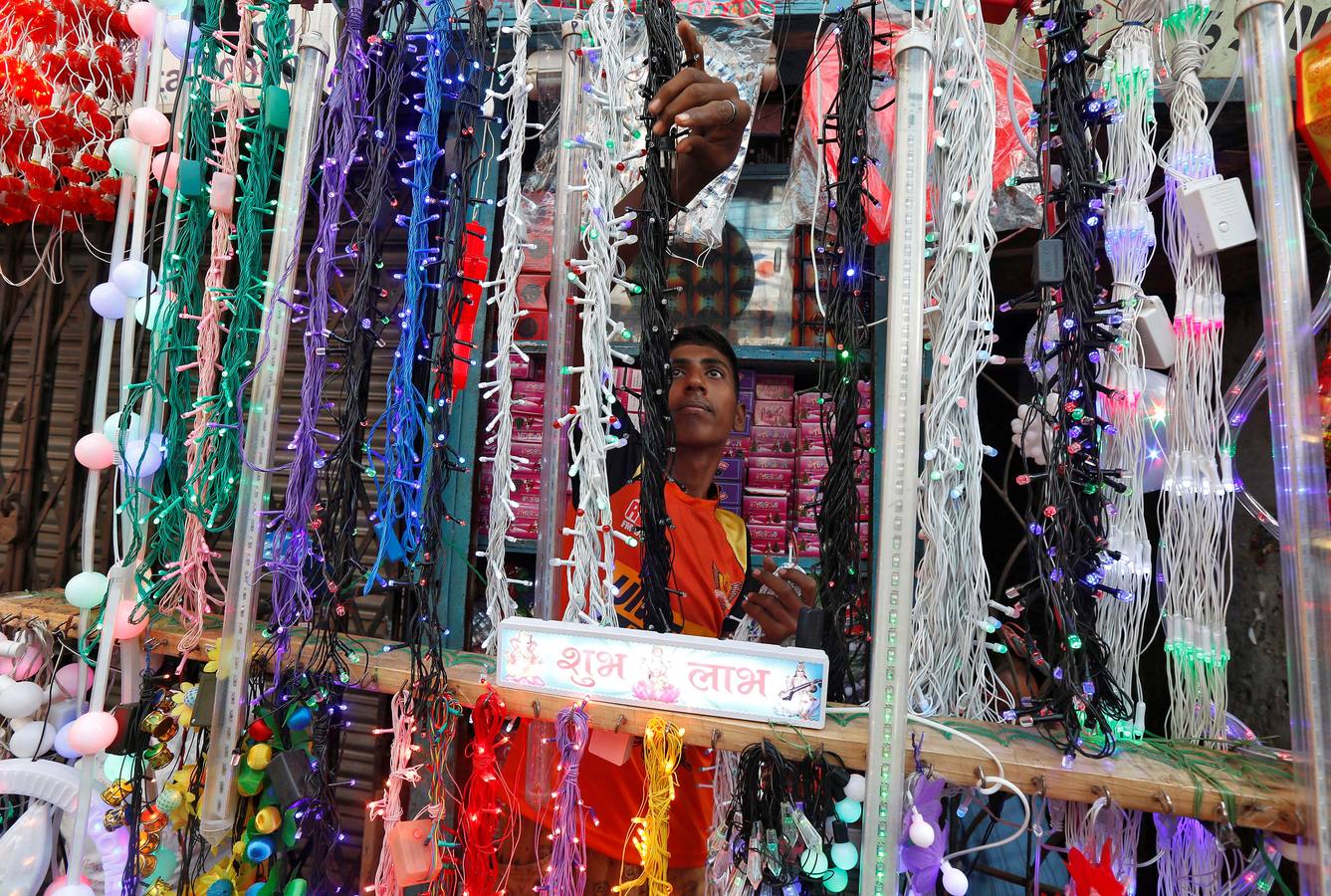 Fuegos, cerámica y luces para celebrar el festival hindú Diwali