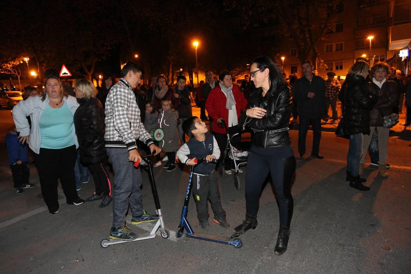 Vecinos del barrio bilbaíno de Ollerías acuden a la protesta diaria de Abetxuko contra &#039;los pichis&#039;