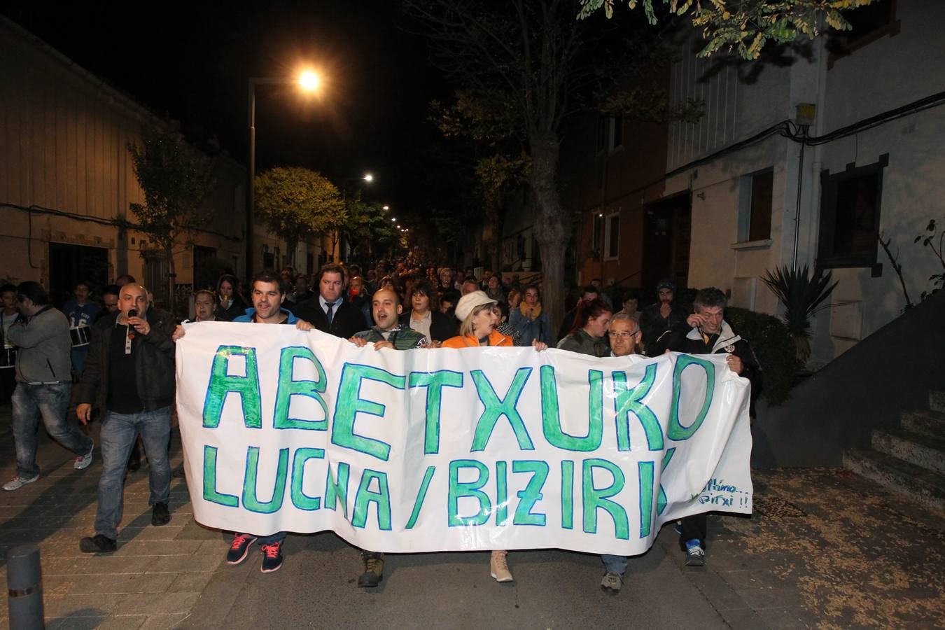 Vecinos del barrio bilbaíno de Ollerías acuden a la protesta diaria de Abetxuko contra &#039;los pichis&#039;