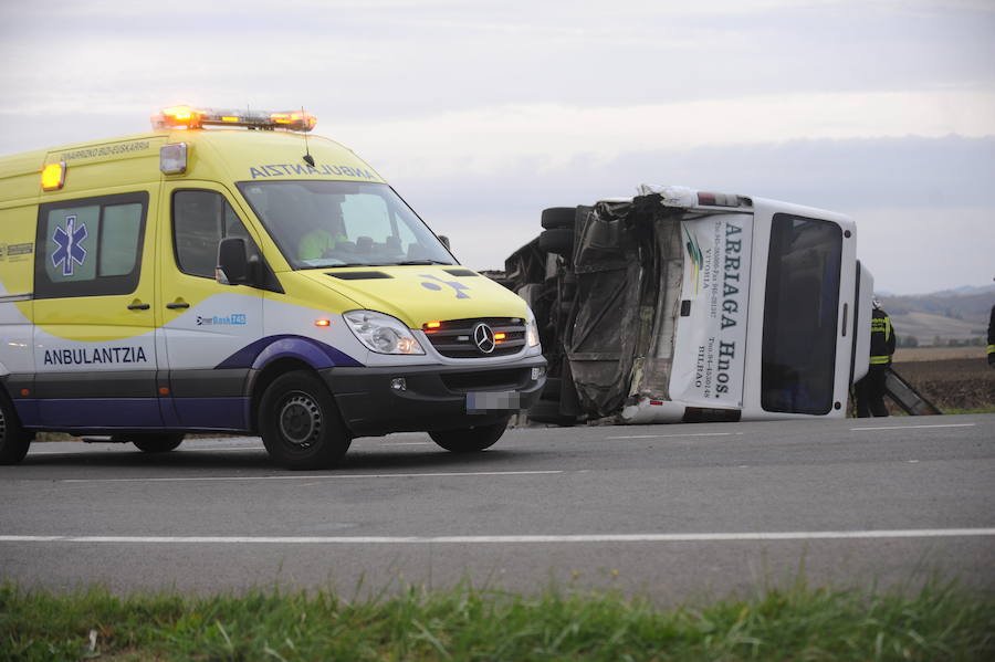Accidente entre un microbús escolar y un turismo en Vitoria