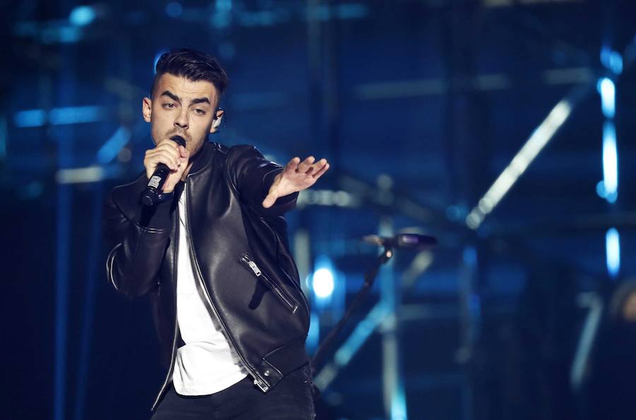 Joe Jonas, exmiembro de los Jonas Brother's, durante su actuación con su grupo DNCE.