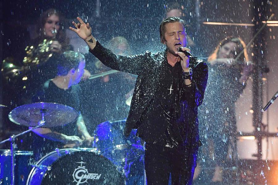 El grupo One Republic cantó bajo una cortina de lluvia.