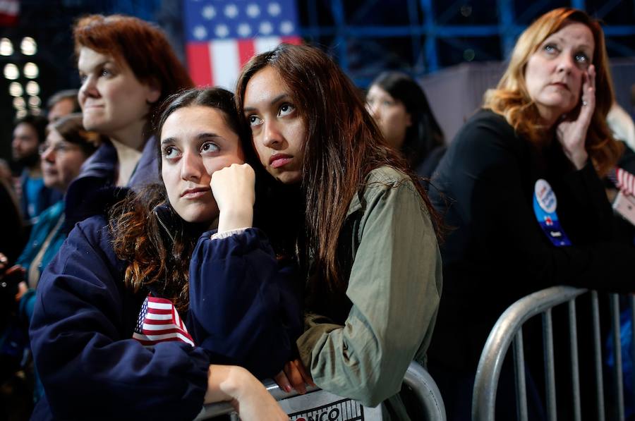 Caras de tristeza y decepción entre los seguidores de Hillary Clinton