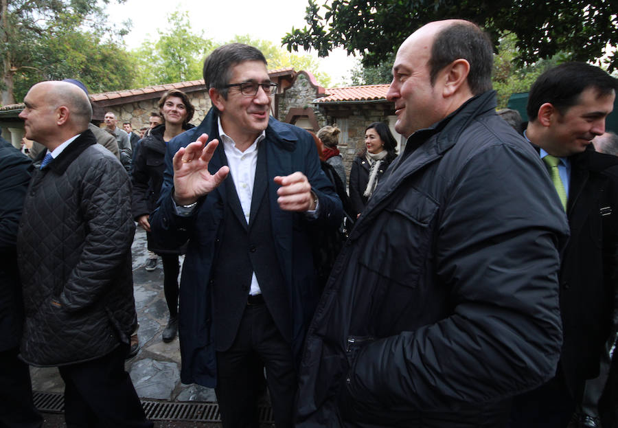 Homenaje a las víctimas en Bilbao. Patxi López charla con Andoni Ortuzar.
