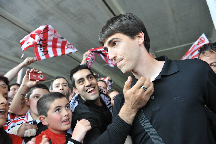 Recibimiento del Athletic en Loiu en mayo de 2009 tras perder la finald e la Copa del rey ante el Barcelona.