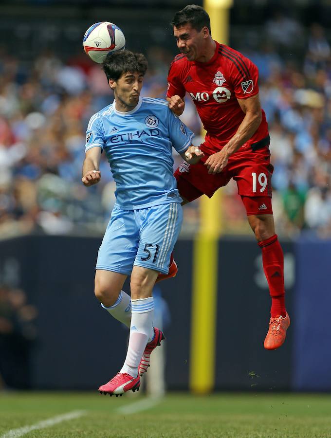 Iraola pelea un balón con Daniel Lovitz, del Toronto FC