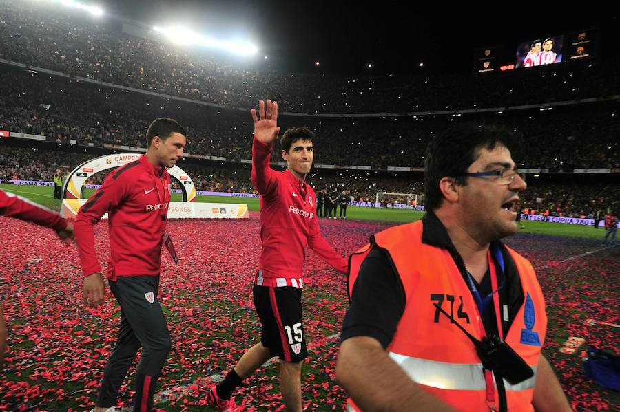 Andoni Iraola saluda al público al término de la final de la Copa del Rey que el Athleticdisputó frente al Barcelona. El último partido que Iraola disputó como rojiblanco.