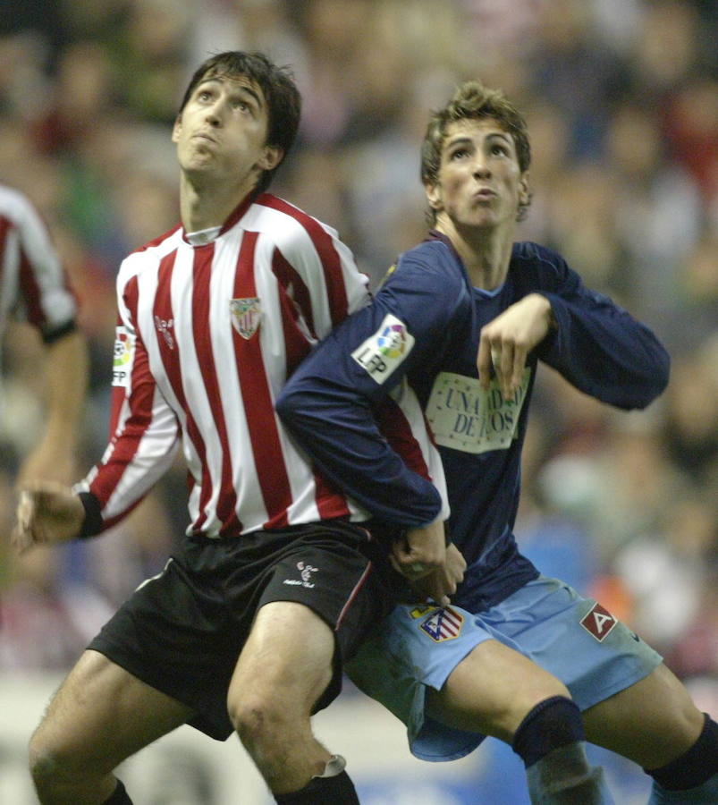 Iraola lucha por un balón aéreo con Fernando Torres em un partido disputado en San Mamés en diciembre de 2004.