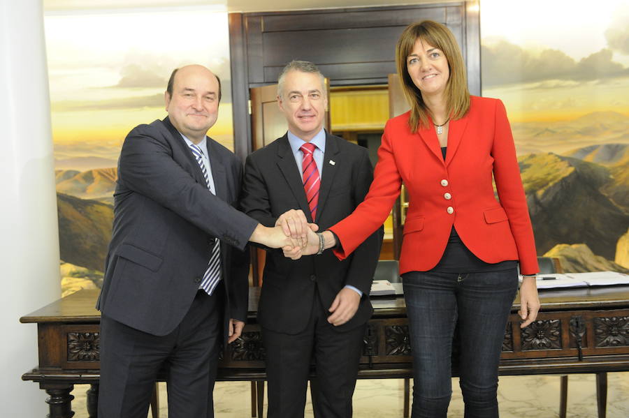 La firma del pacto de Gobierno PNV- PSE