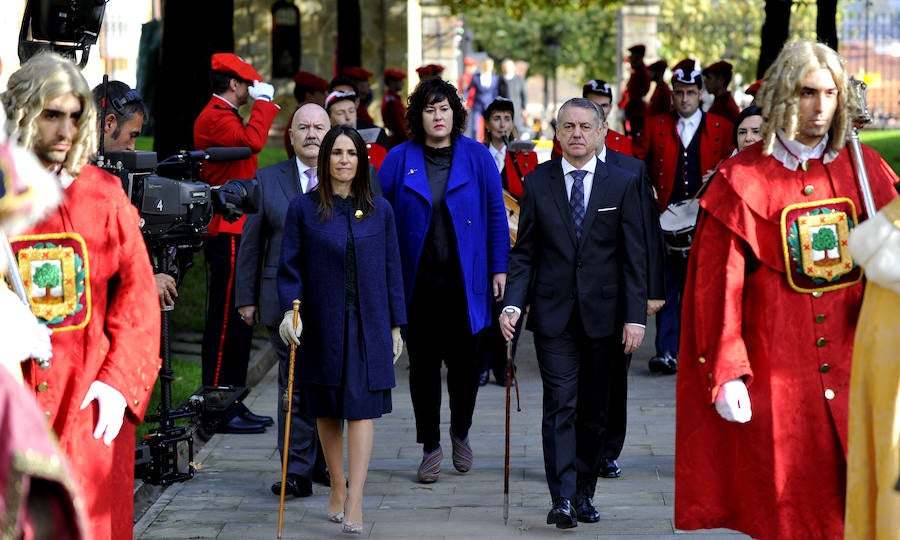 Urkullu, con la presidenta del Parlamento vasco, Bakartxo Tejeria, y miembros de la Mesa de la Cámara.