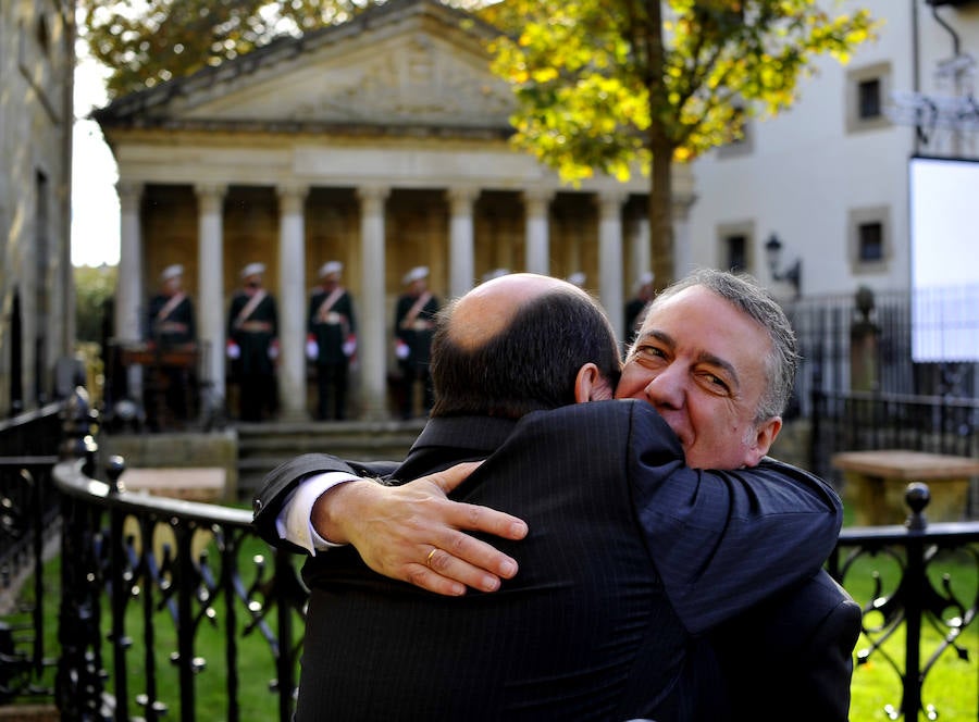 Ortuzar y Urkullu se funden en un emotivo abrazo