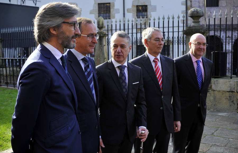 El lehendakari, con los dirigentes del PP Iñaki Oyarzábal, Alfonso Alonso, Antón Damborenea y Jesís Isasi.