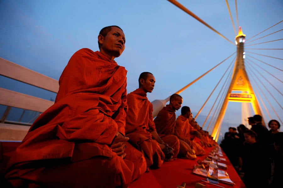 Tailandia celebra el cumpleaños su último rey