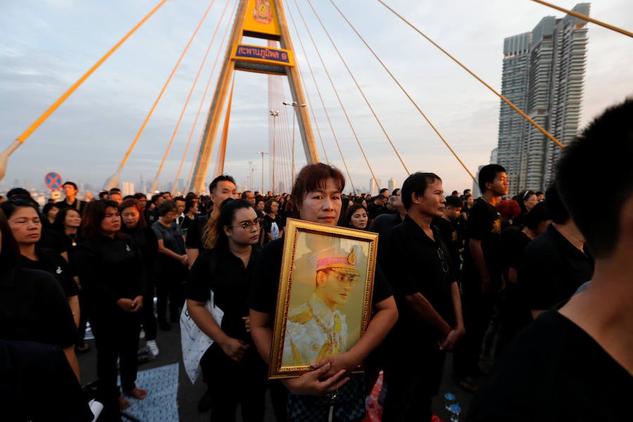 Tailandia celebra el cumpleaños su último rey