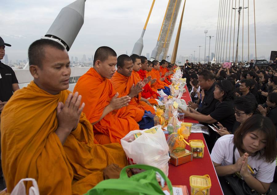 Tailandia celebra el cumpleaños su último rey