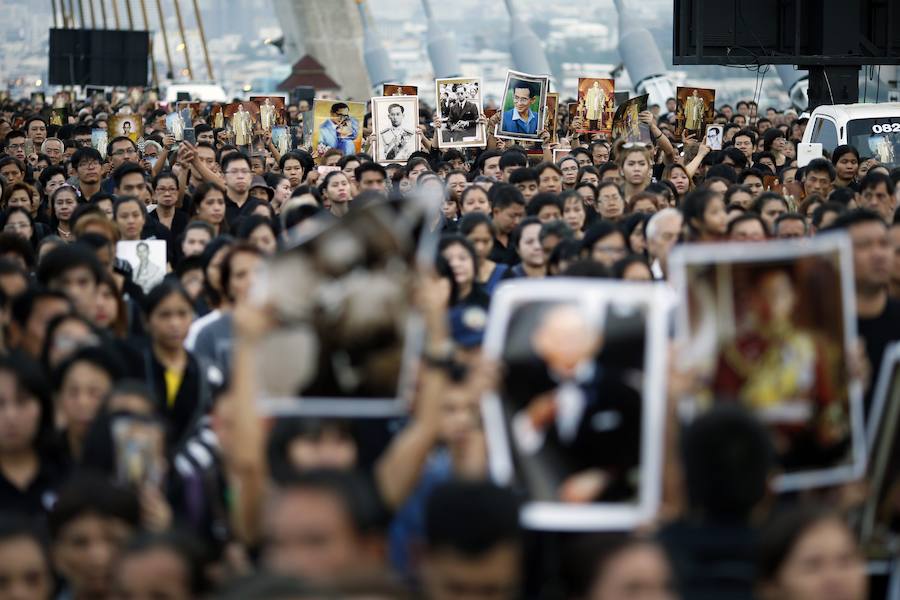 Tailandia celebra el cumpleaños su último rey