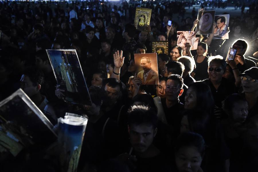 Tailandia celebra el cumpleaños su último rey