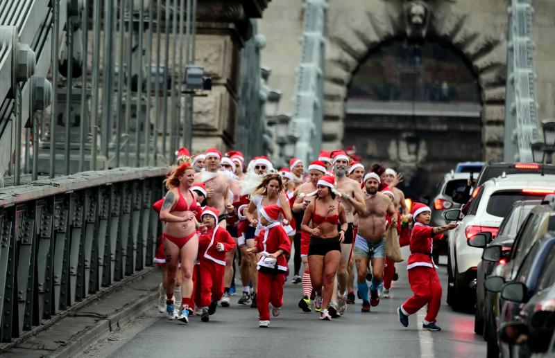 Los &#039;santas&#039; salen a la carrera por Budapest