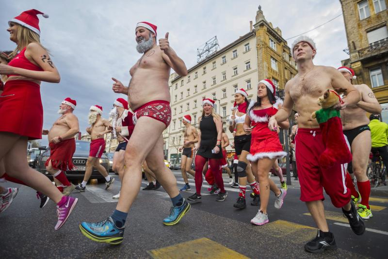 Los &#039;santas&#039; salen a la carrera por Budapest