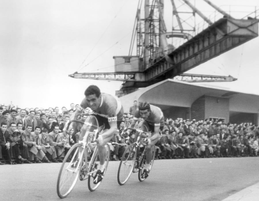 El gran duelo de la Vuelta de 1957 lo protagonizaron Loroño y Bahamontes. En la imagen, los dos ciclista en el Criterium de Ereaga, en Getxo.