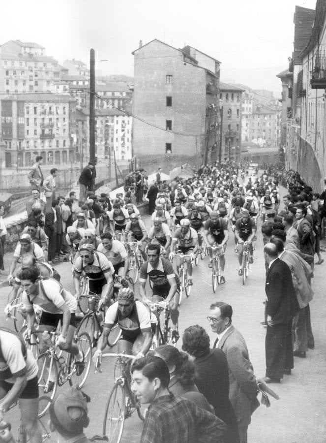 Los participantes en la Vuelta de 1955 toman la salida enBilbao. En cabeza, Antonio Ferraz, Julio San Emeterio, Giuseppe Buratti, Coppi (con gafas) y Oscar Elguezabal.