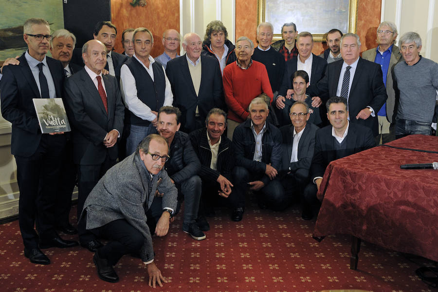 Los autores del libro Jesús Gómez Peña (izquierda) y Fernando Astorqui, junto con los exciclistas y médicos de la Vuelta que han acudido al acto.