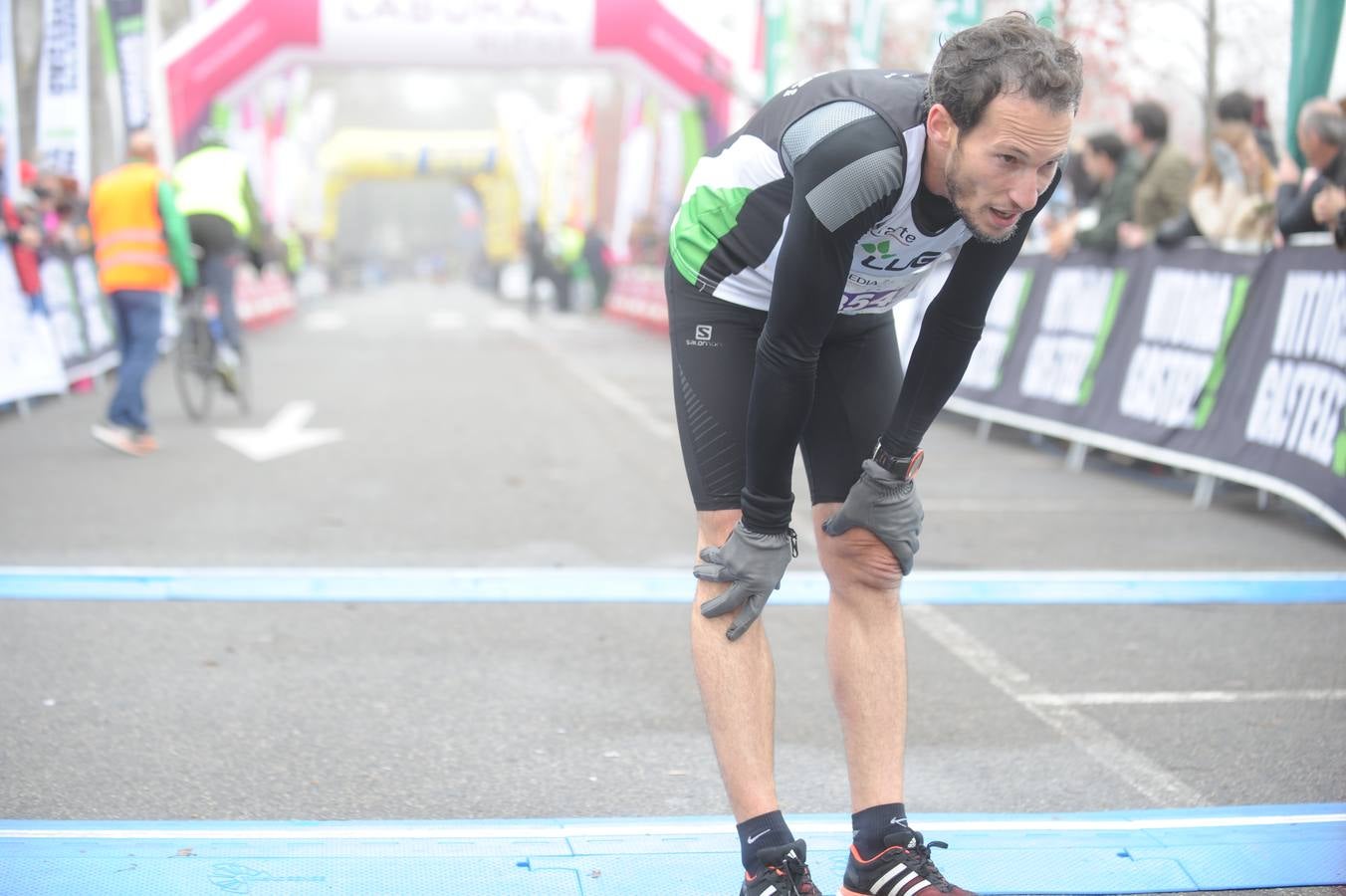 Las caras, los gestos y las reacciones de los atletas en la meta de la Media Maratón de Vitoria