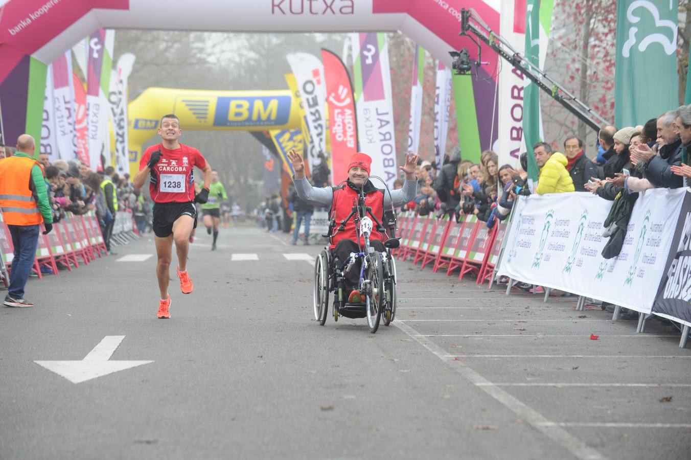 Las caras, los gestos y las reacciones de los atletas en la meta de la Media Maratón de Vitoria