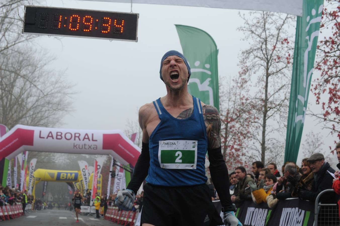 Las caras, los gestos y las reacciones de los atletas en la meta de la Media Maratón de Vitoria