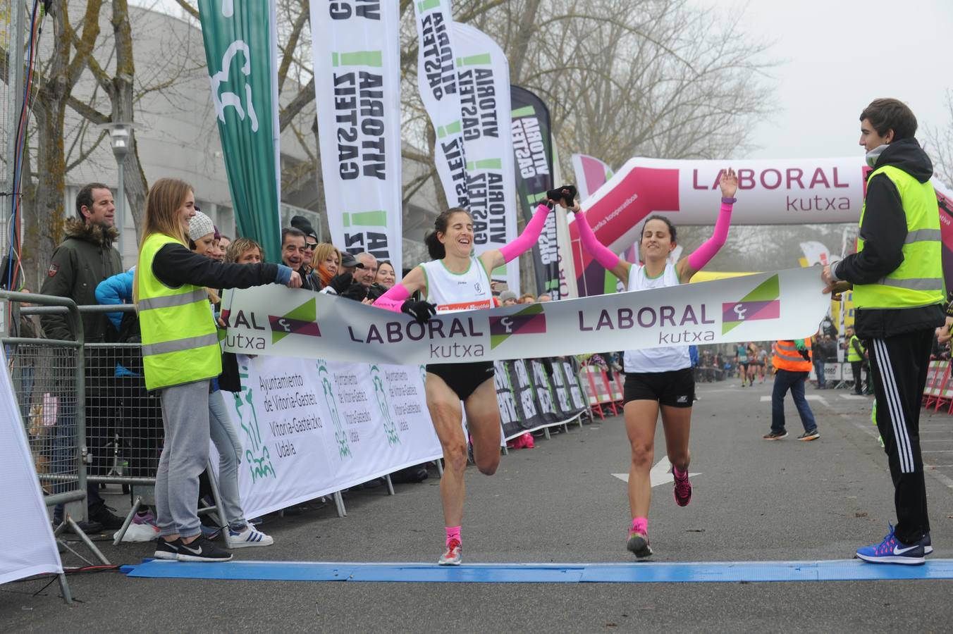 Las caras, los gestos y las reacciones de los atletas en la meta de la Media Maratón de Vitoria