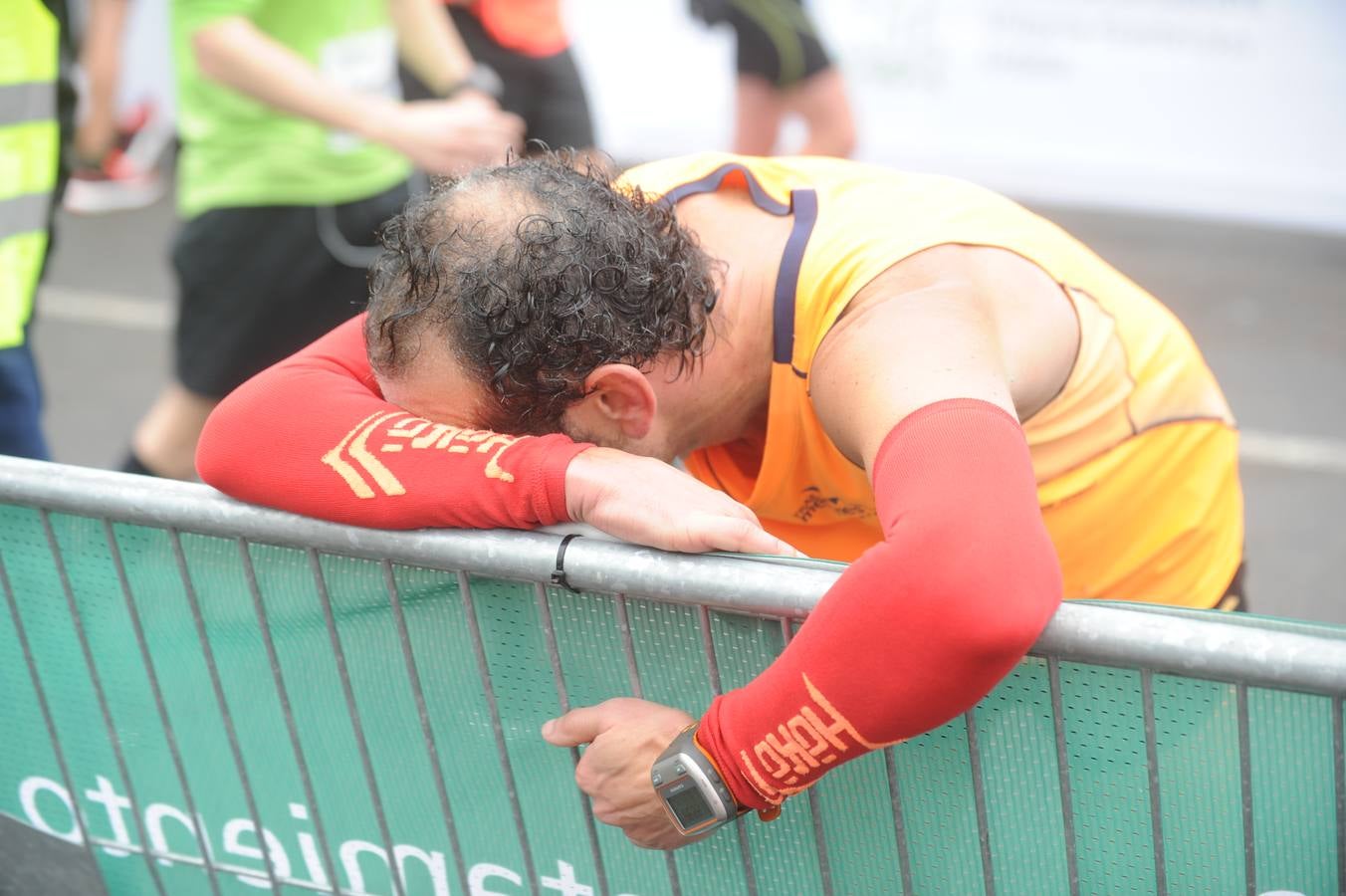 Las caras, los gestos y las reacciones de los atletas en la meta de la Media Maratón de Vitoria